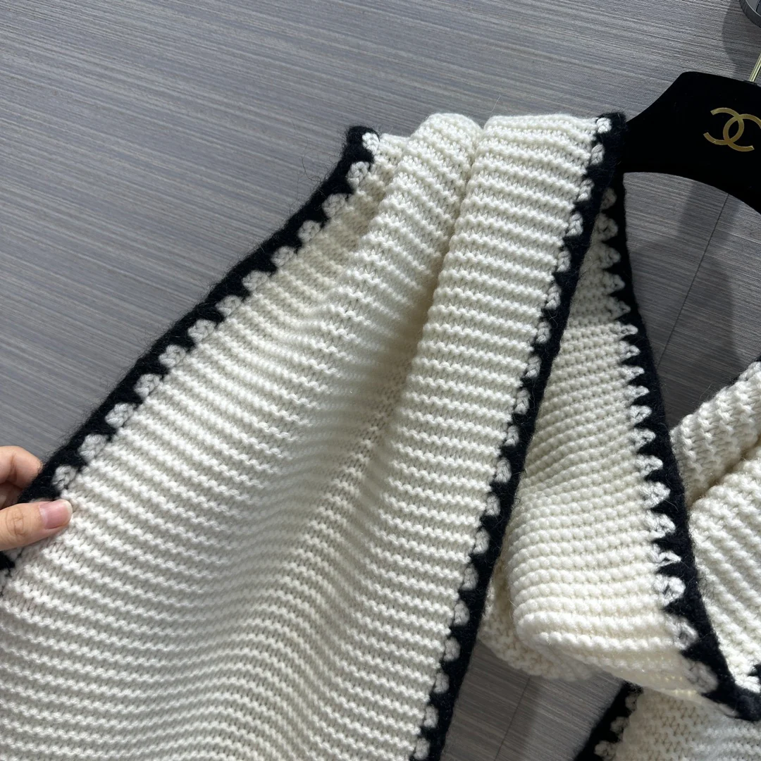 Новый шарф Chanel Double C с бахромой по краю, коллекция осень/зима 2023, белый.