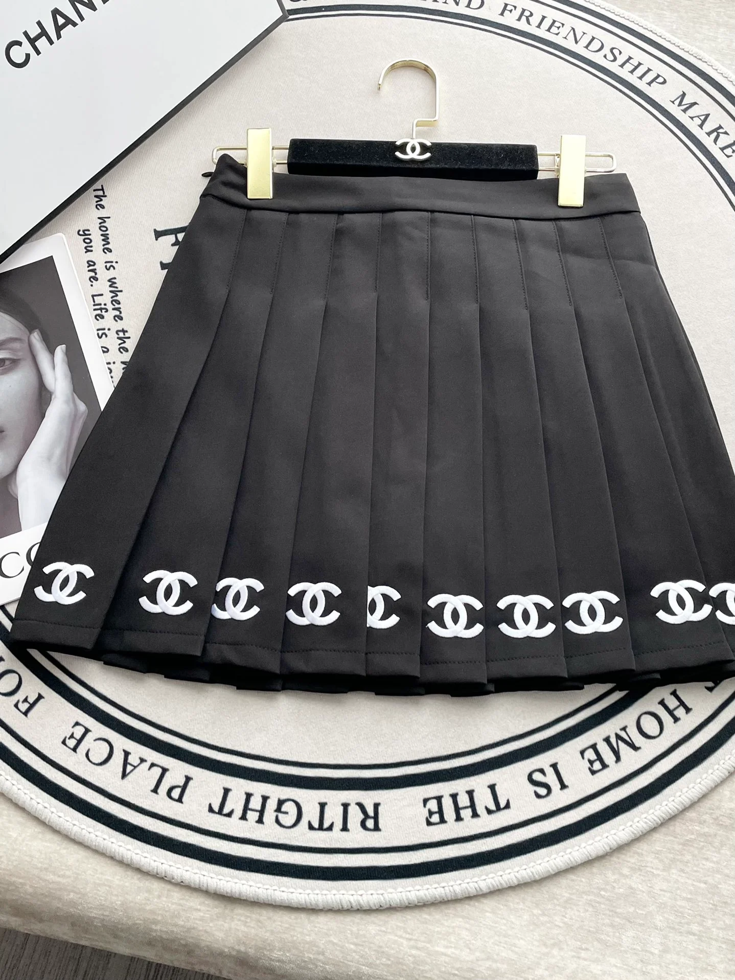 Мини-юбка Chanel 2403 с плотной вышивкой и плиссировкой