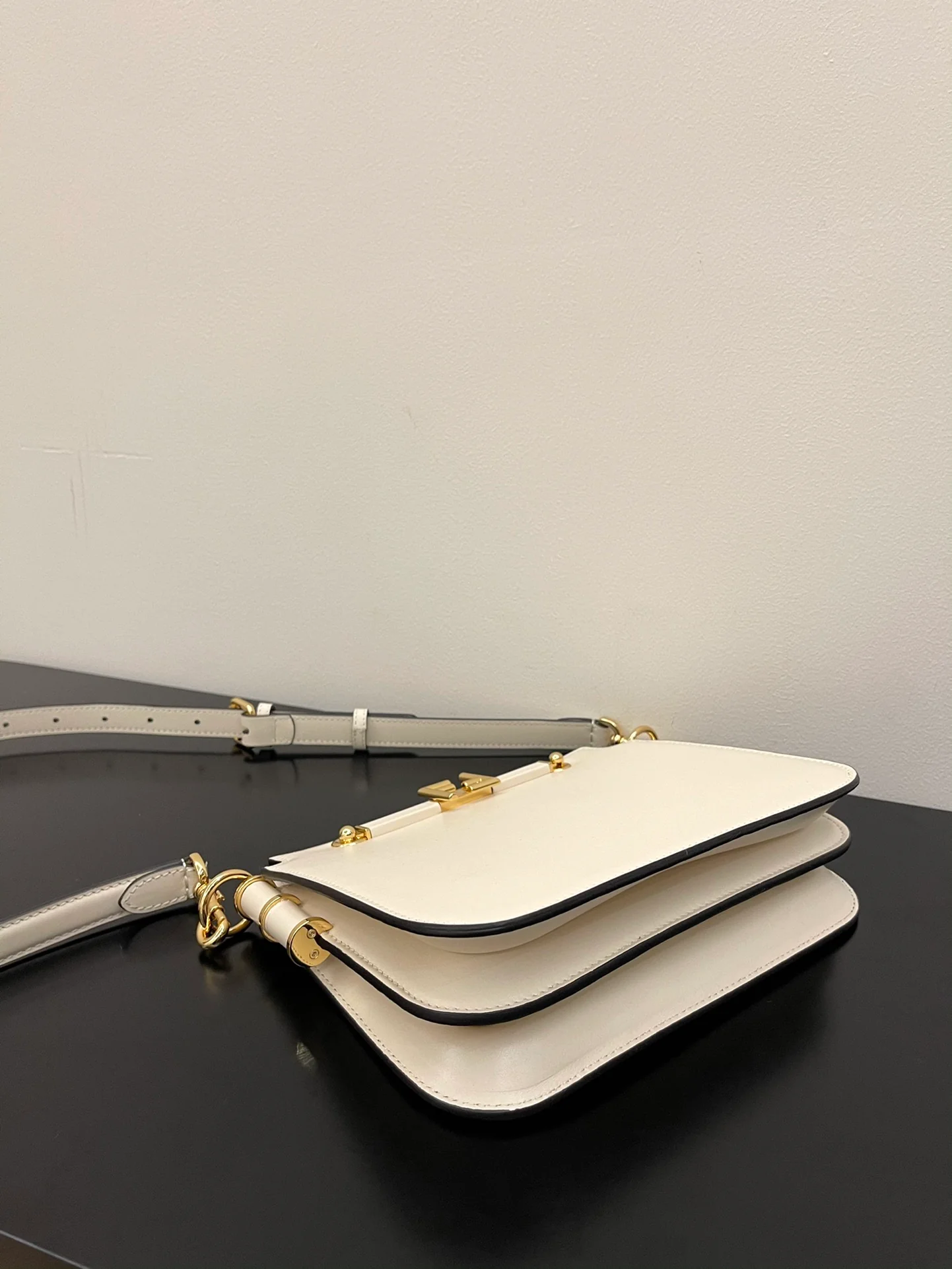 Сумка-гармошка Fendi Touch из белой кожи