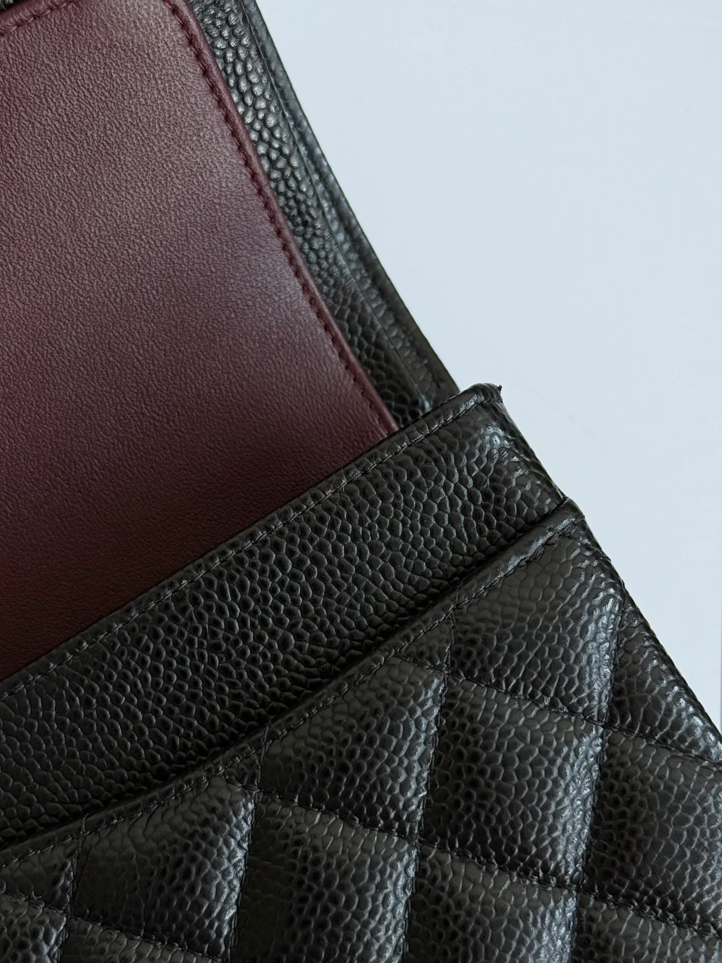 Сумка Chanel CF25 из зернистой кожи с серебристой фурнитурой и цепочкой — черная.