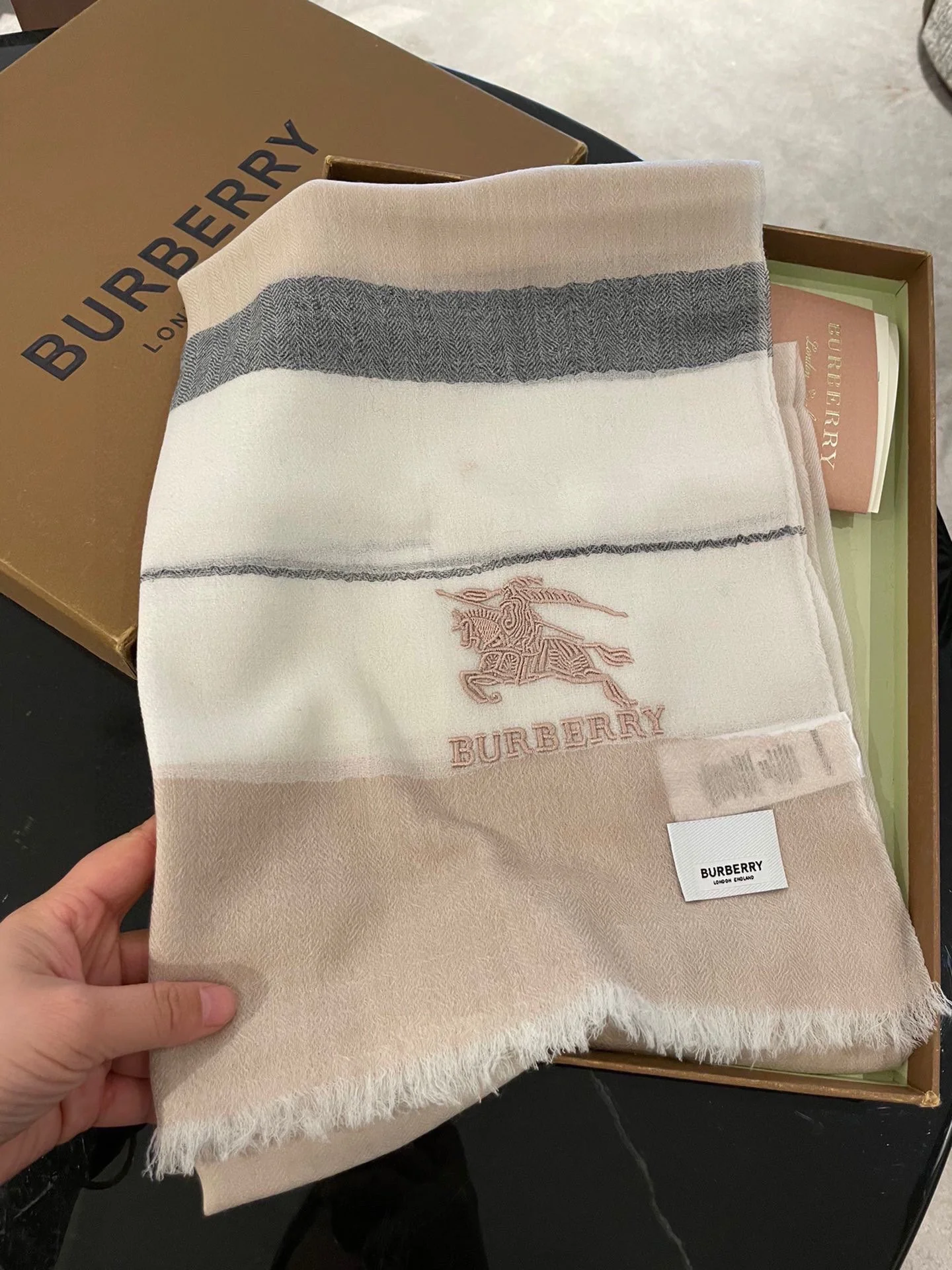 Кашемировый шарф Burberry Wave с волнистой текстурой - 105 см x 180 см - абрикосовый цвет