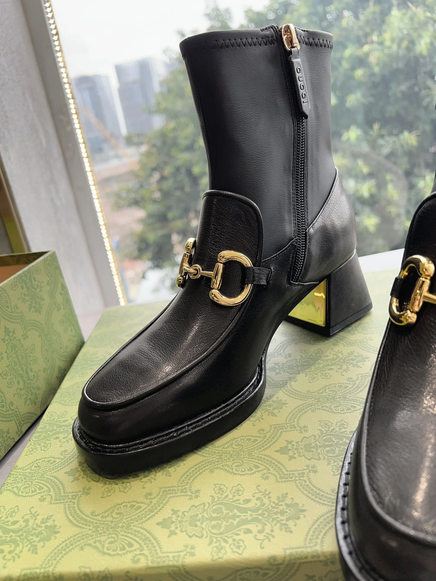 Новинка сезона осень/зима 2023 от Gucci - Ботильоны на массивном каблуке с застежкой-молнией - Черные