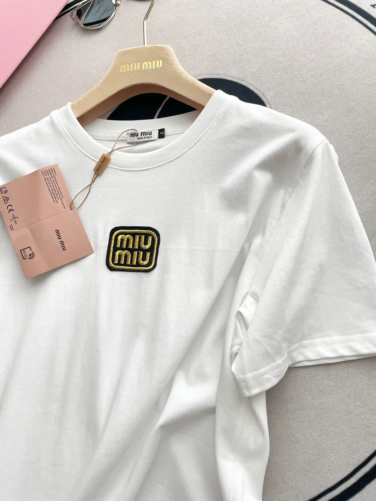 Футболка Miu Miu 2404 с вышитыми буквами и аппликацией, с коротким рукавом, белая.