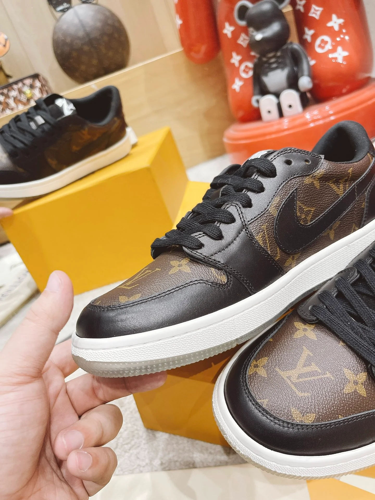 Обувь LV - обувь, созданная в рамках сотрудничества LV и Nike.