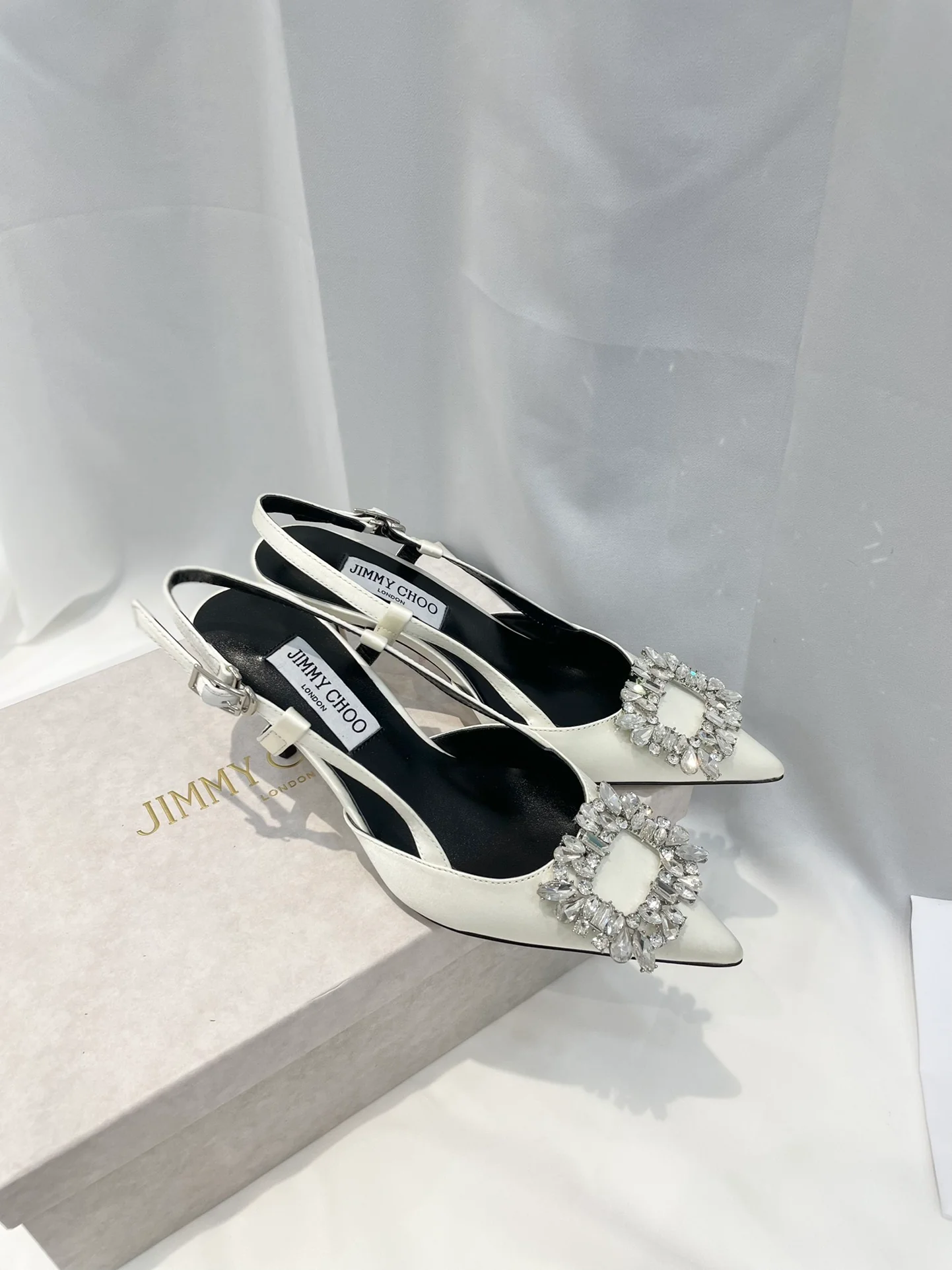 Серия Jimmy Goddess - Туфли на высоком каблуке с бриллиантовой пряжкой - Белые