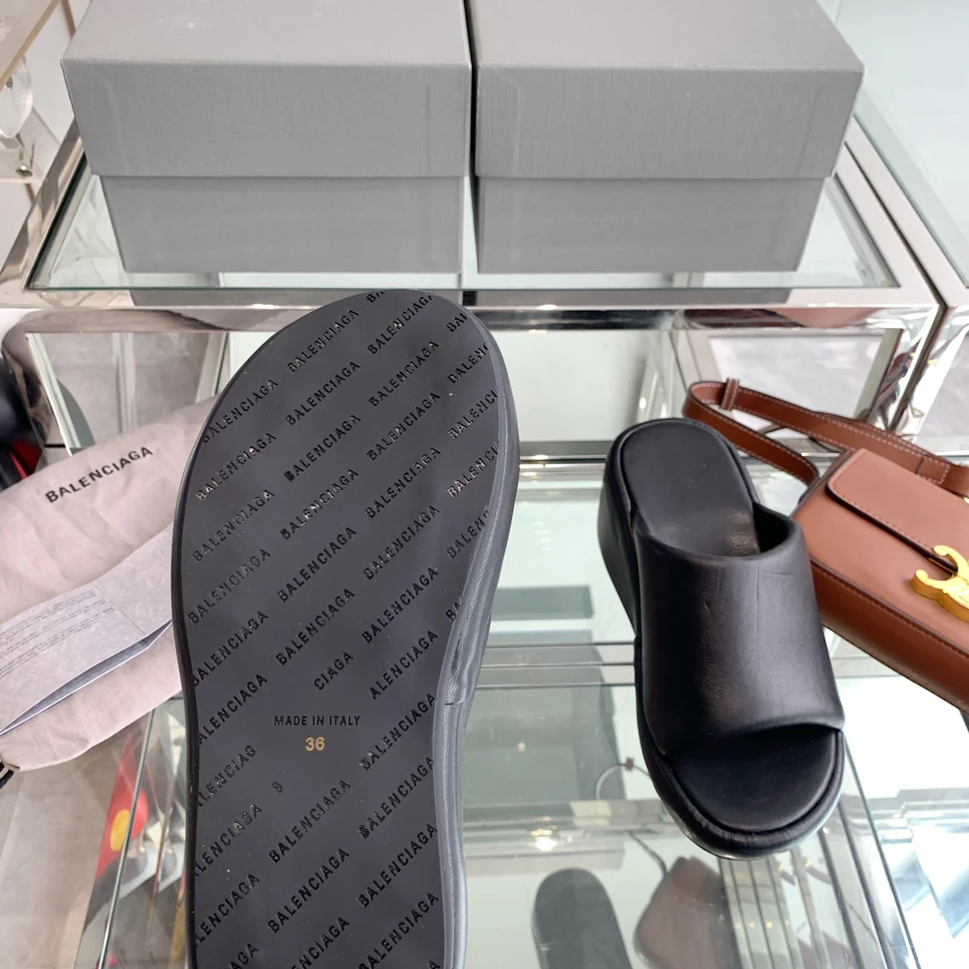 Новинка сезона весна/лето 2023 от Balenciaga - Сандалии на платформе - Черные