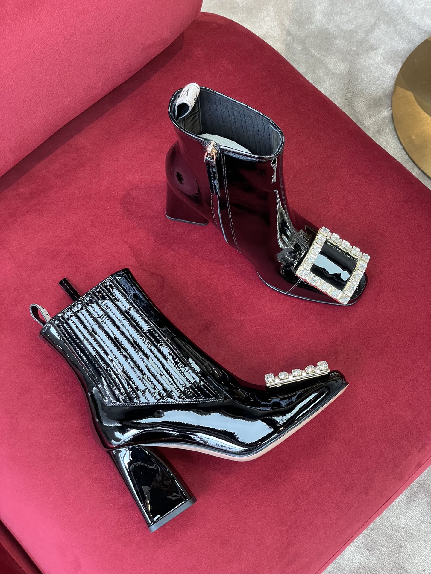 Обувь RV - Коллекция осень/зима 2022 - Лакированные ботильоны с пряжками, украшенными стразами.