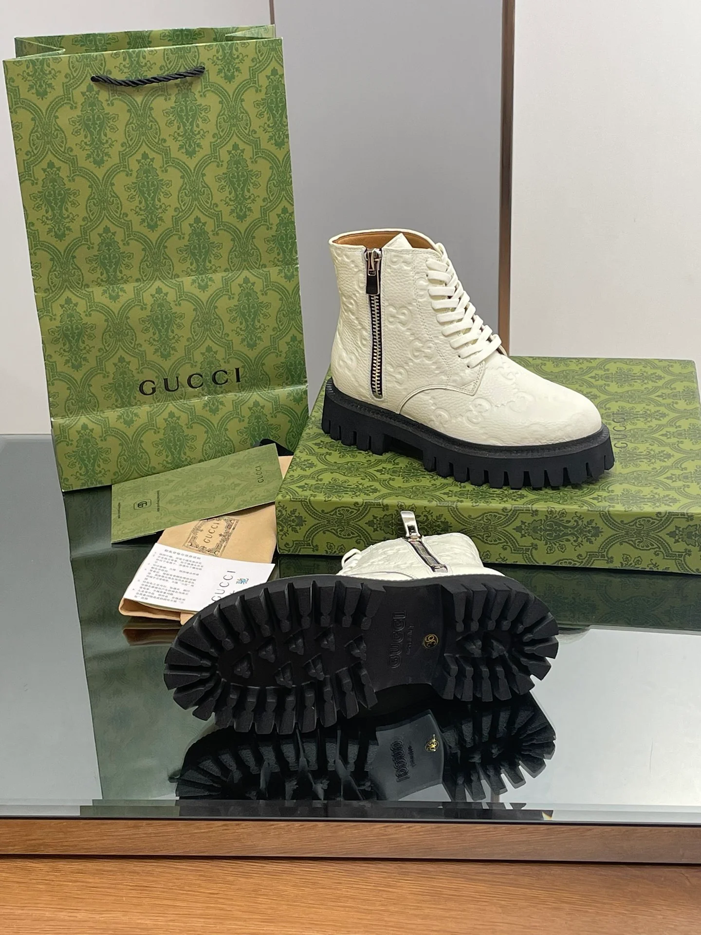 Новинка сезона осень/зима 2023 — Ботильоны Gucci с тиснением Double G — Белые