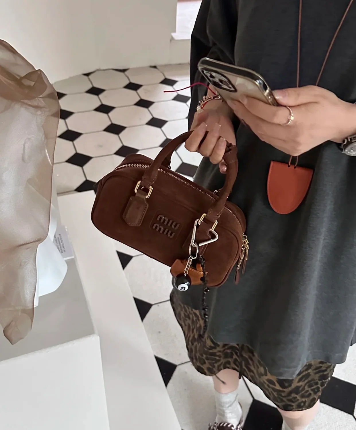 Сумка-боулинг Miu Miu из замши, маленькая, коричневая, излучает роскошь при ношении.