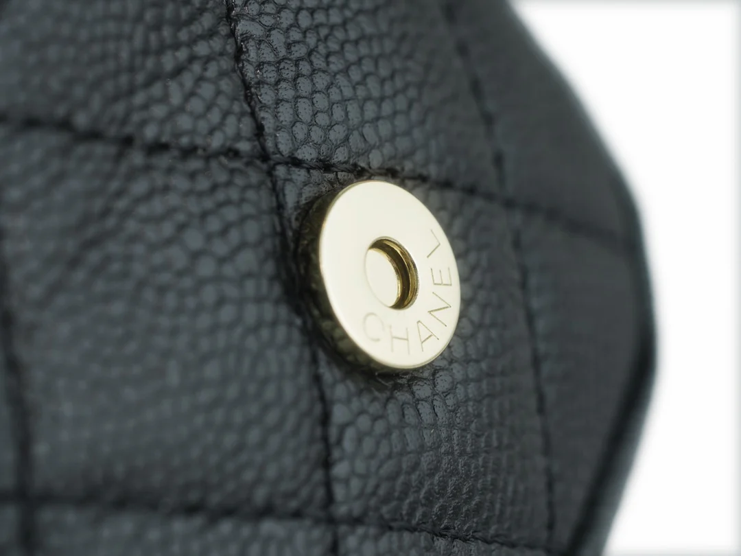 Кожаная мини-куртка Chanel 23p Duma с открытыми плечами, черная.