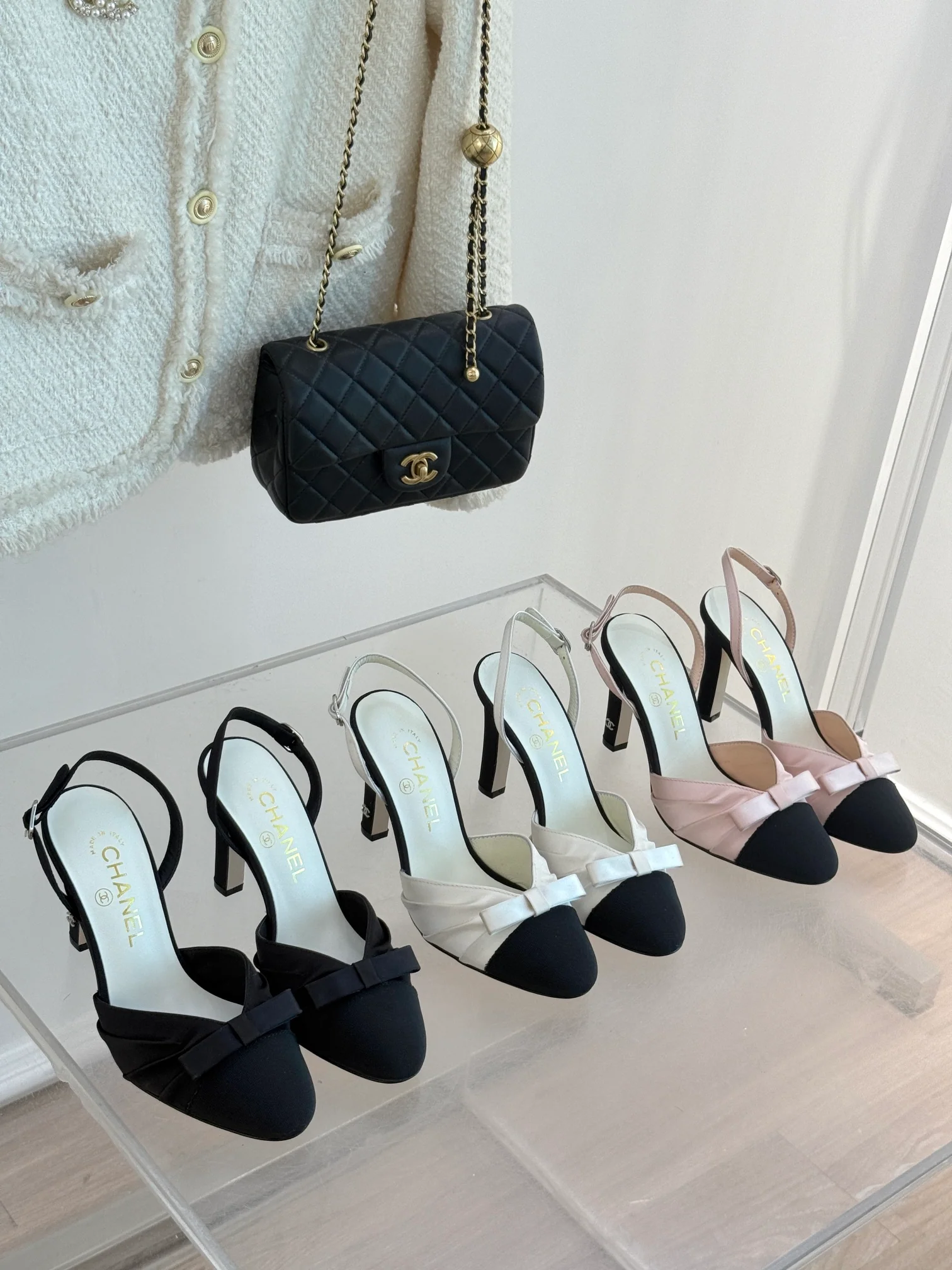 Босоножки на высоком каблуке Chanel 2024 с атласным бантом - изображение из коллекции