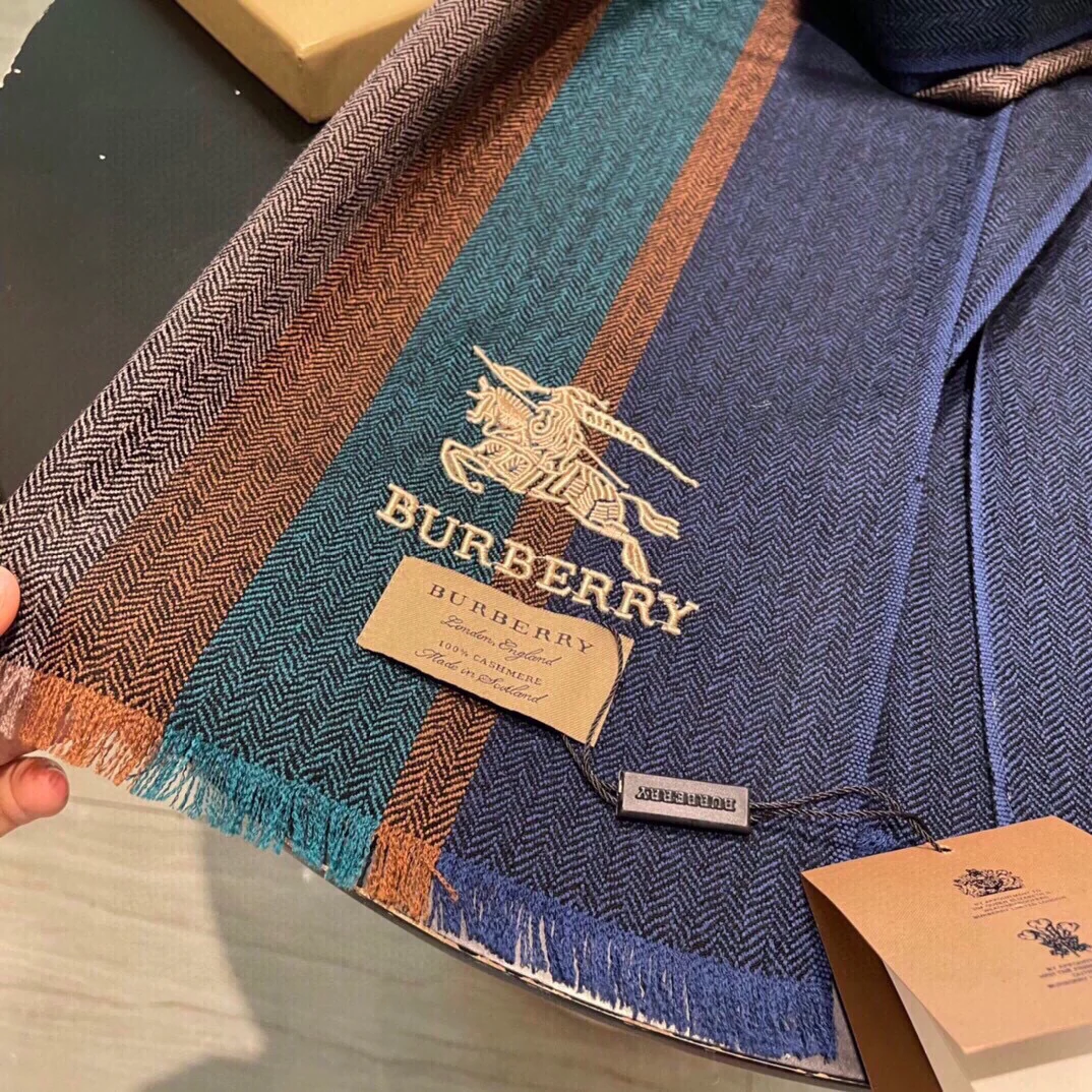 Burberry - Кашемировый шарф с вышивкой в ??виде лошади