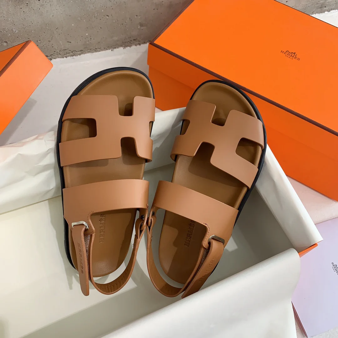 Сандалии Hermes из шелковистой кожи, цвет верблюжий.