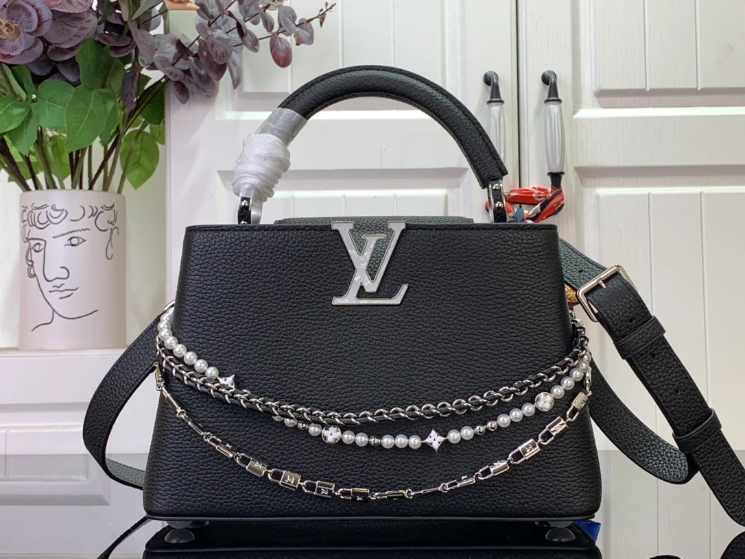 LV Capucines BB - Черная кожаная сумочка с жемчужной цепочкой