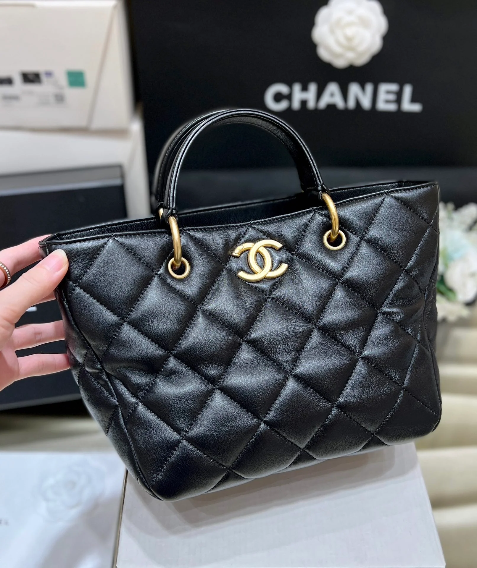 Сумка-тоут Chanel 23B из овечьей кожи, черная.