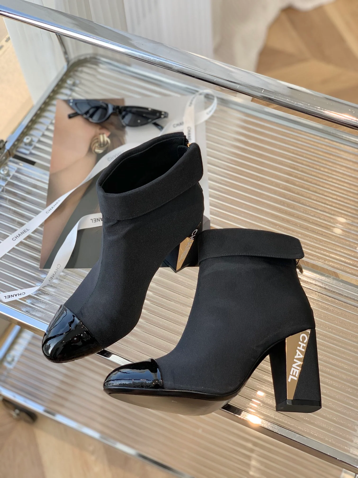 Классические ботильоны на массивном каблуке из коллекции Chanel Color Block - черные.