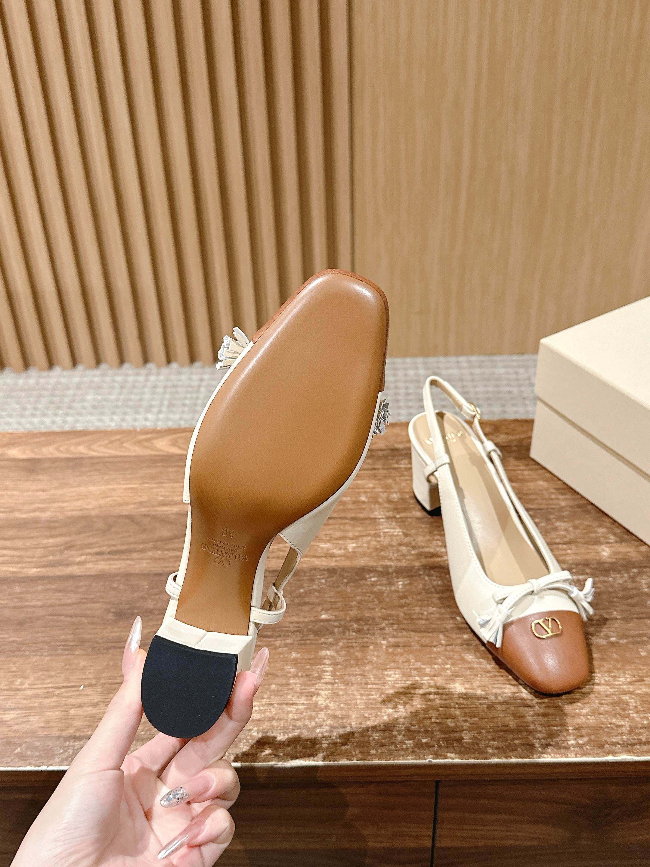 RV - Туфли на толстом каблуке с закрытым носком - Белые