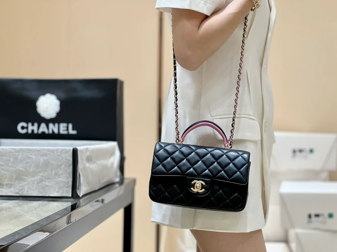 Новинка сезона весна/лето 2023 от Chanel - сумка CF - 20 см - черно-розовая - на фото.