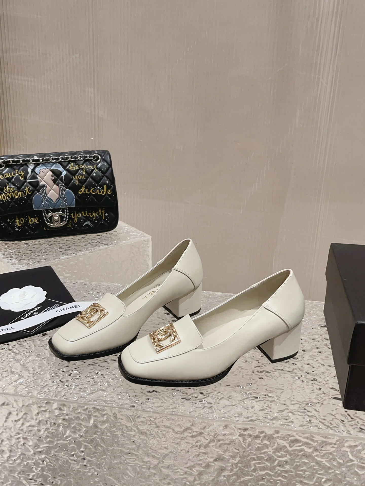 Новинка 2023 года от Chanel - балетки на массивном каблуке из овечьей кожи - 6 см - белые