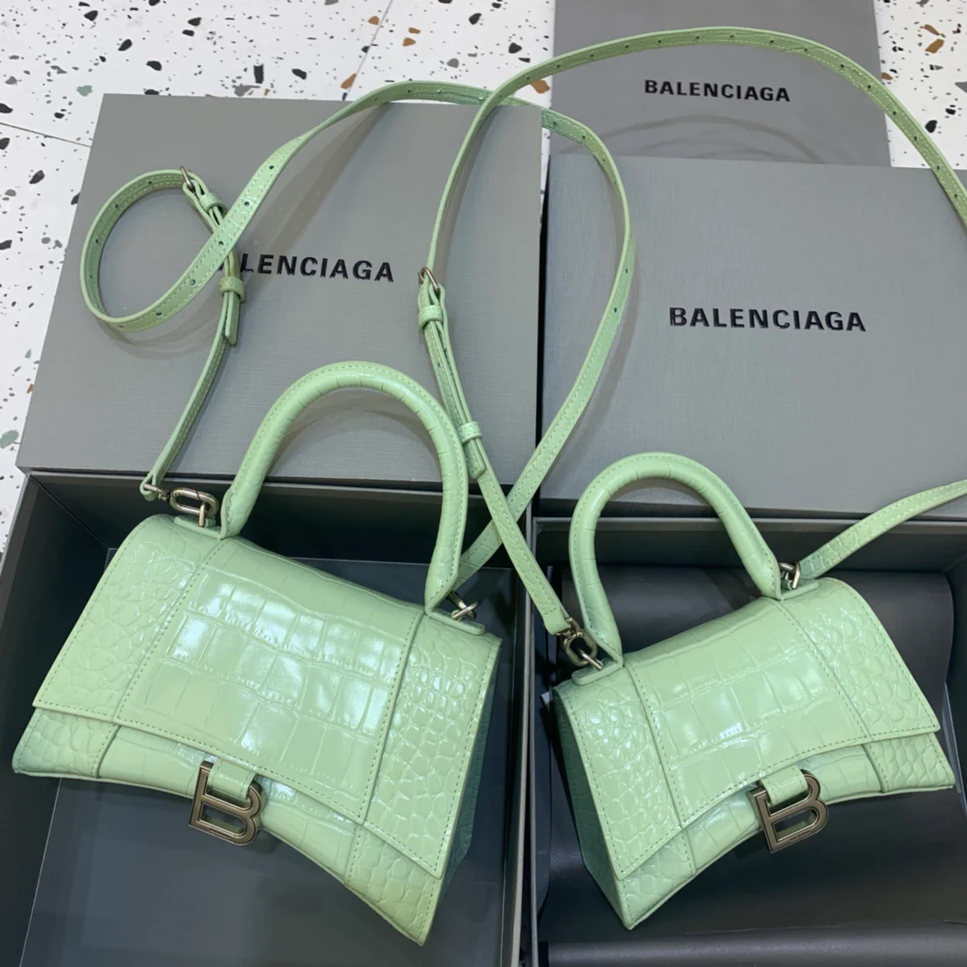 Сумка Balenciaga Hourglass — мятно-зеленая с крокодиловым принтом.