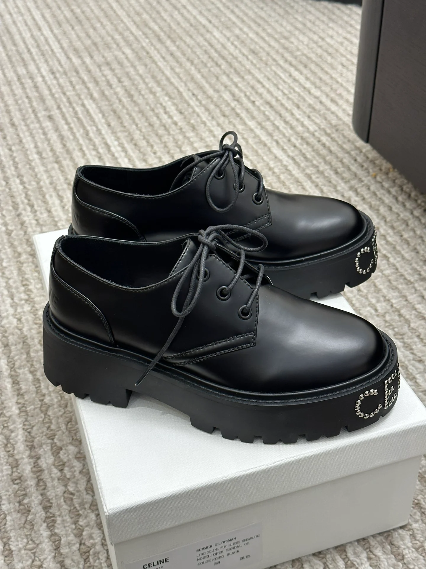 Новинка сезона весна/лето 2023 от Celine - Лоферы на платформе - Матовый черный