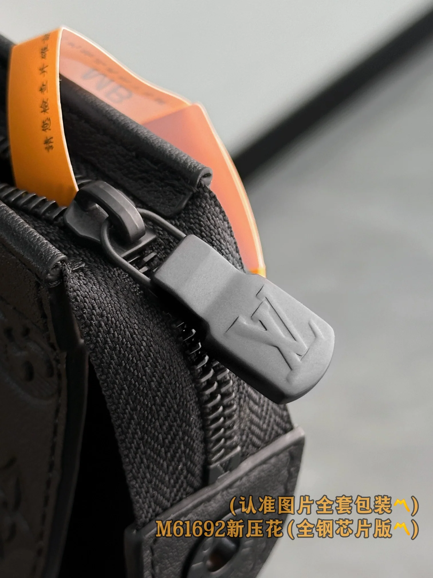 LV-m61692-pochette-to-go средняя сумка-черная-новый с тисненым рисунком