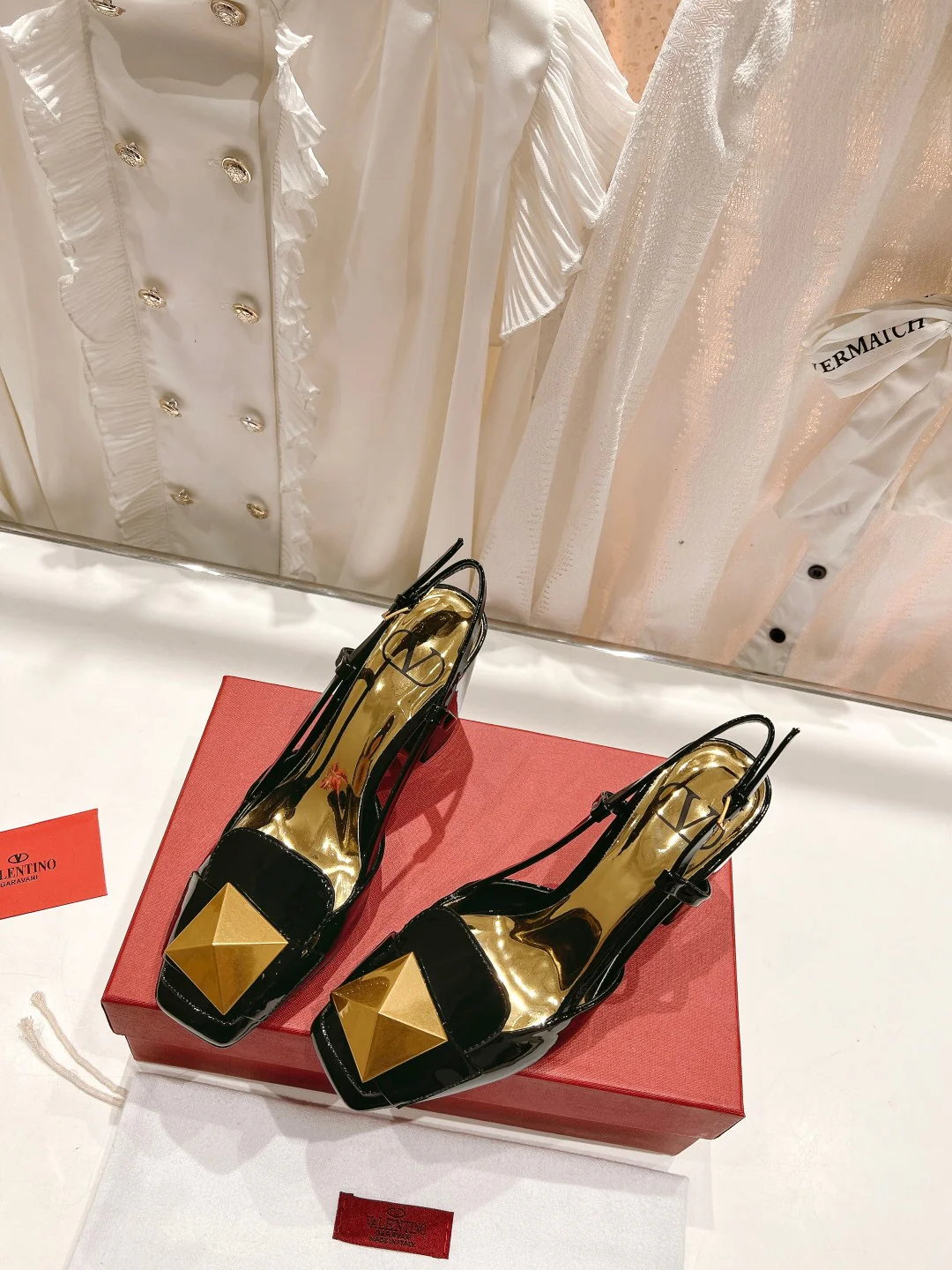 Новинка лета 2023 от Valentino - Босоножки на массивном каблуке с крупными заклепками - Черные