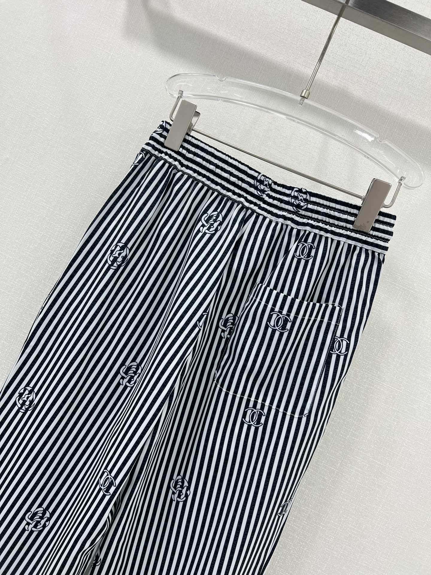 Новые брюки прямого кроя Chanel 2404 Весна/Лето: полоски с принтом