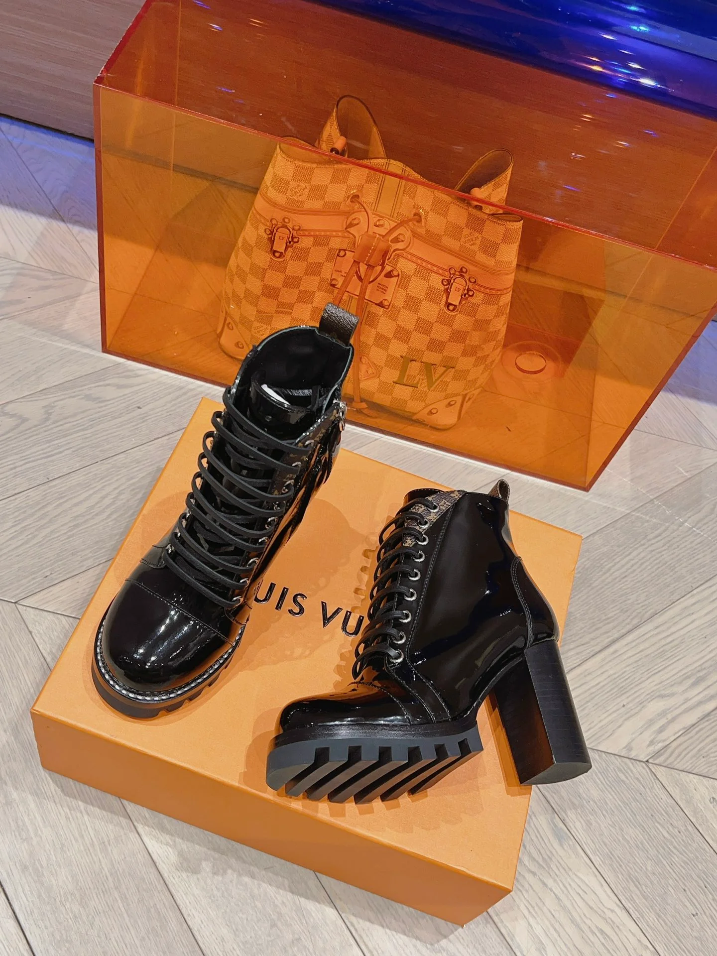 Новинка сезона осень/зима 2023 от LV - Ботильоны на высоком каблуке - Лакированная кожа, черные