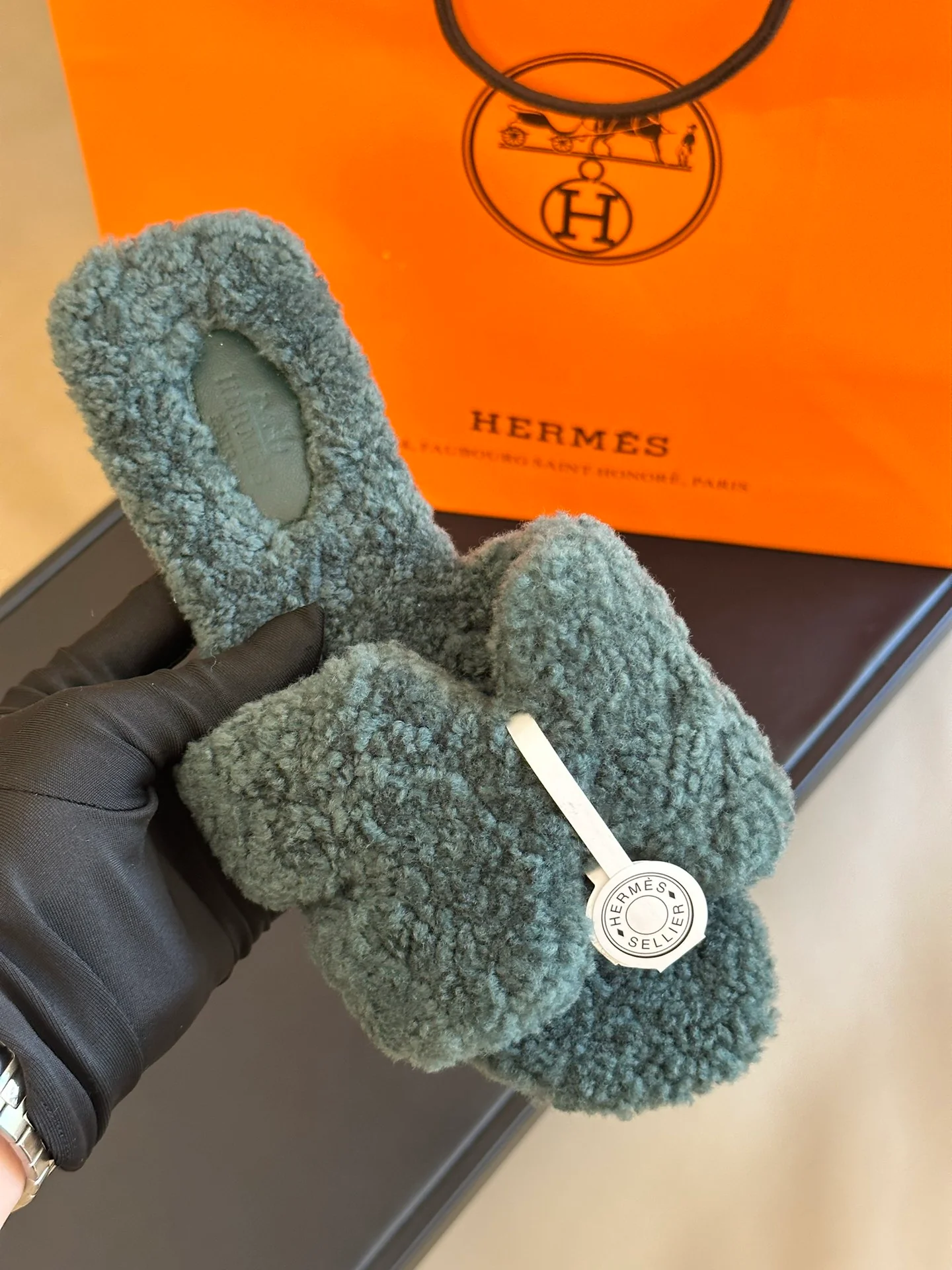 Сандалии Hermes 2024 с кудрявым мехом - зеленые