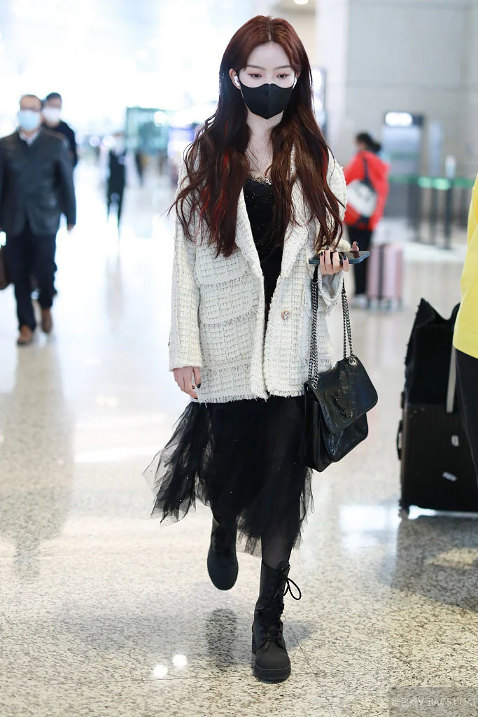 YSL Medium Niki Leather с черной пряжкой и D-образным кольцом - 1