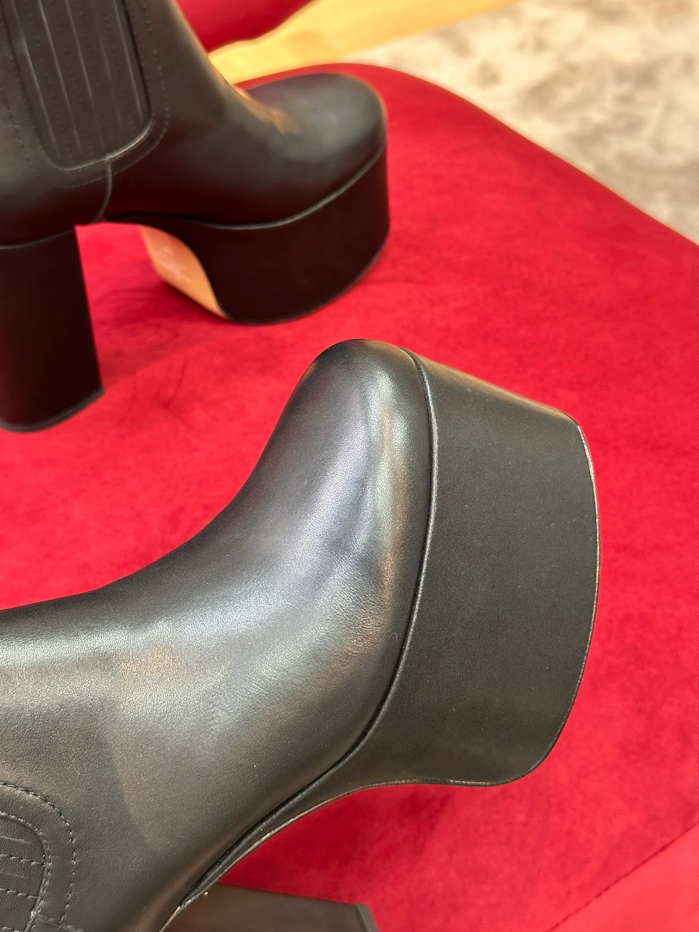 Новинка сезона осень/зима 2022 от Valentino - Ботильоны на высоком каблуке - Черные