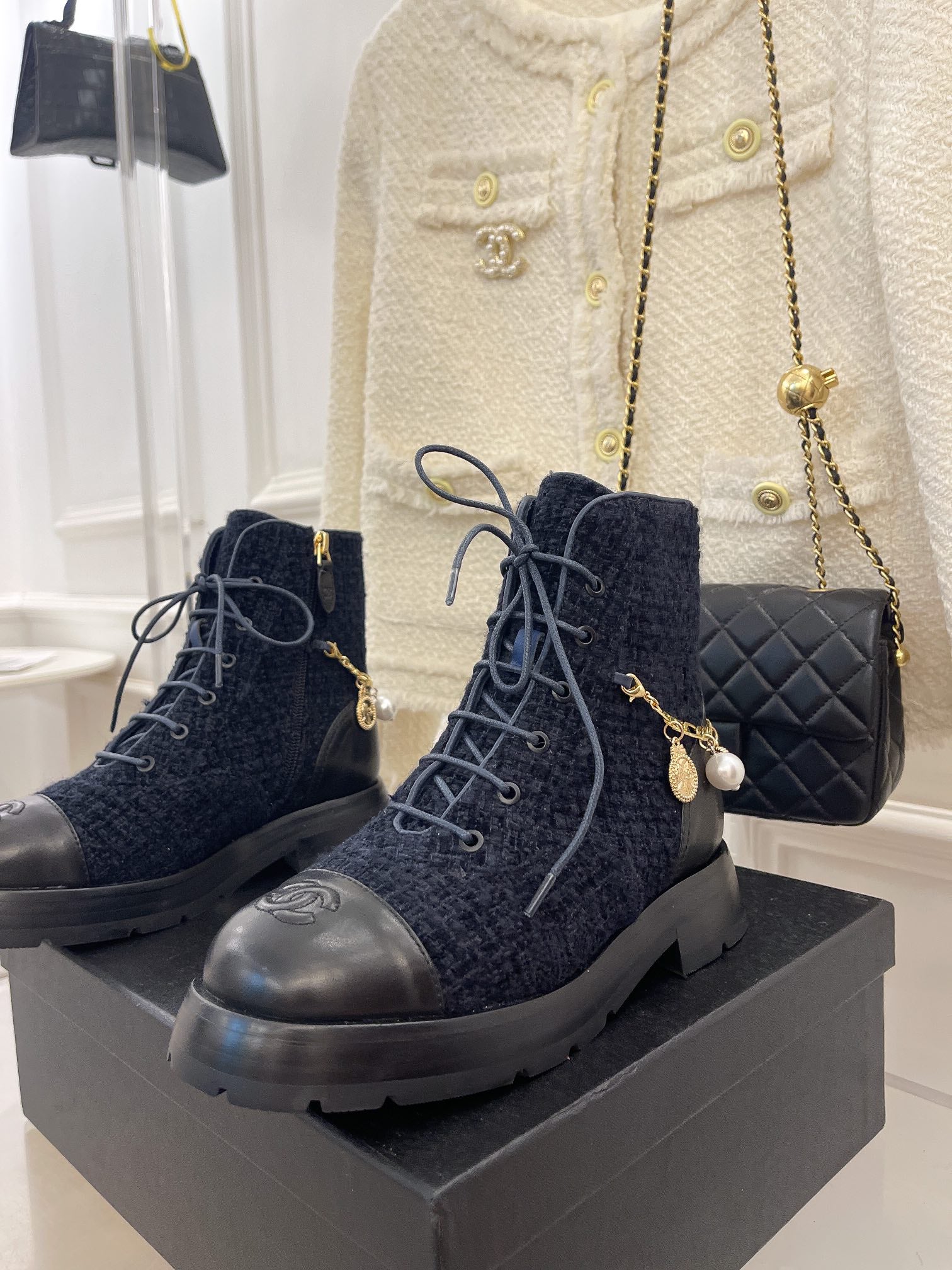 Новинка весны 2022 года от Chanel — ботильоны на шнуровке.