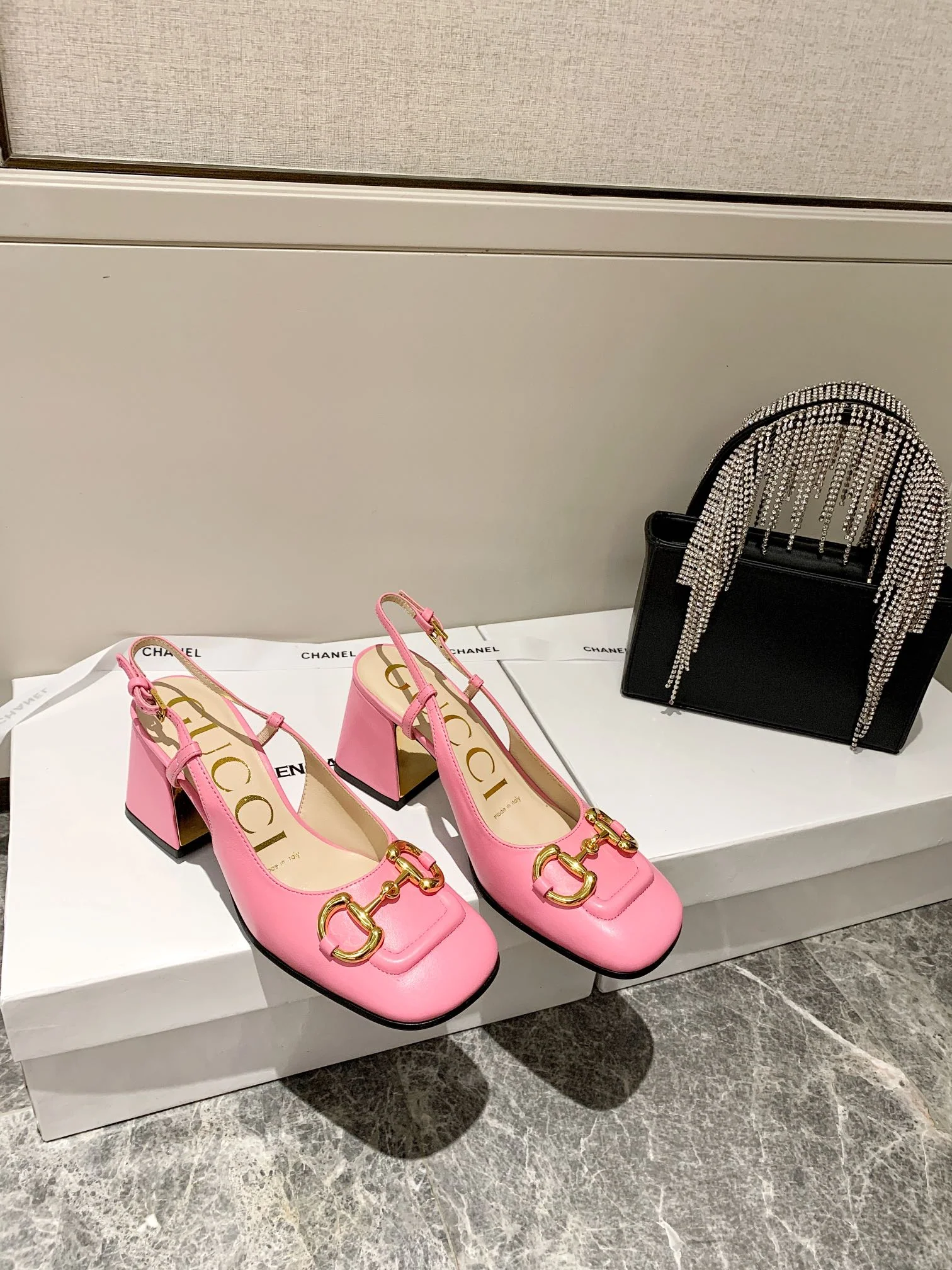 Сандалии Gucci в стиле ретро с квадратным носком и низким каблуком