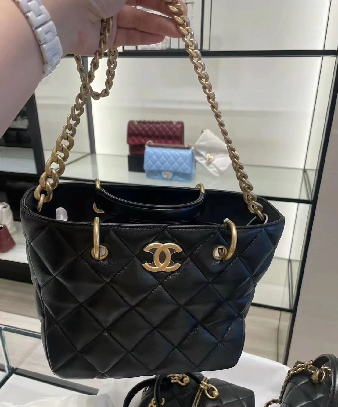 Сумка-тоут Chanel 23B из овечьей кожи, черная.