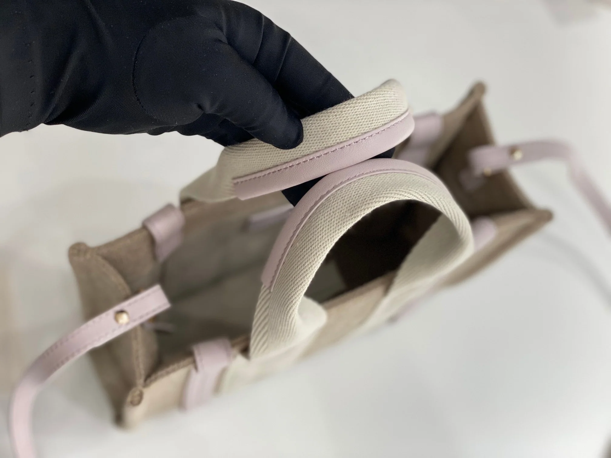 Новинка весны 2023 года от Chloe - Сумка-тоут Woody - Кремово-розовая - Маленькая - 1