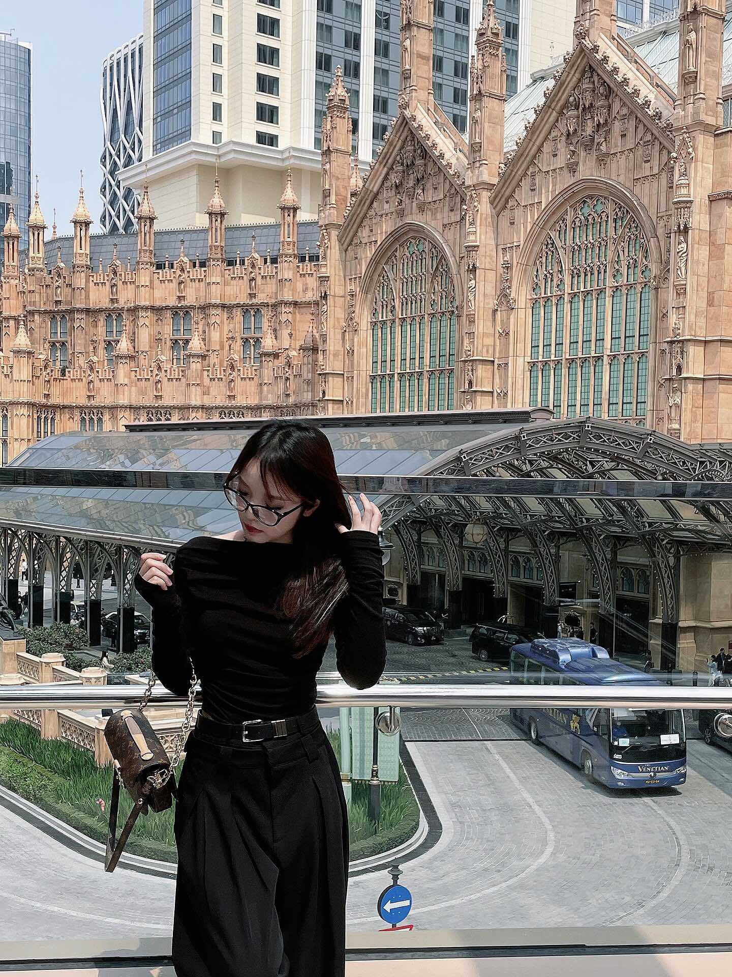 m46279-LV-pochette-metis-east-west-messenger bag-shoulder/crossbody bag