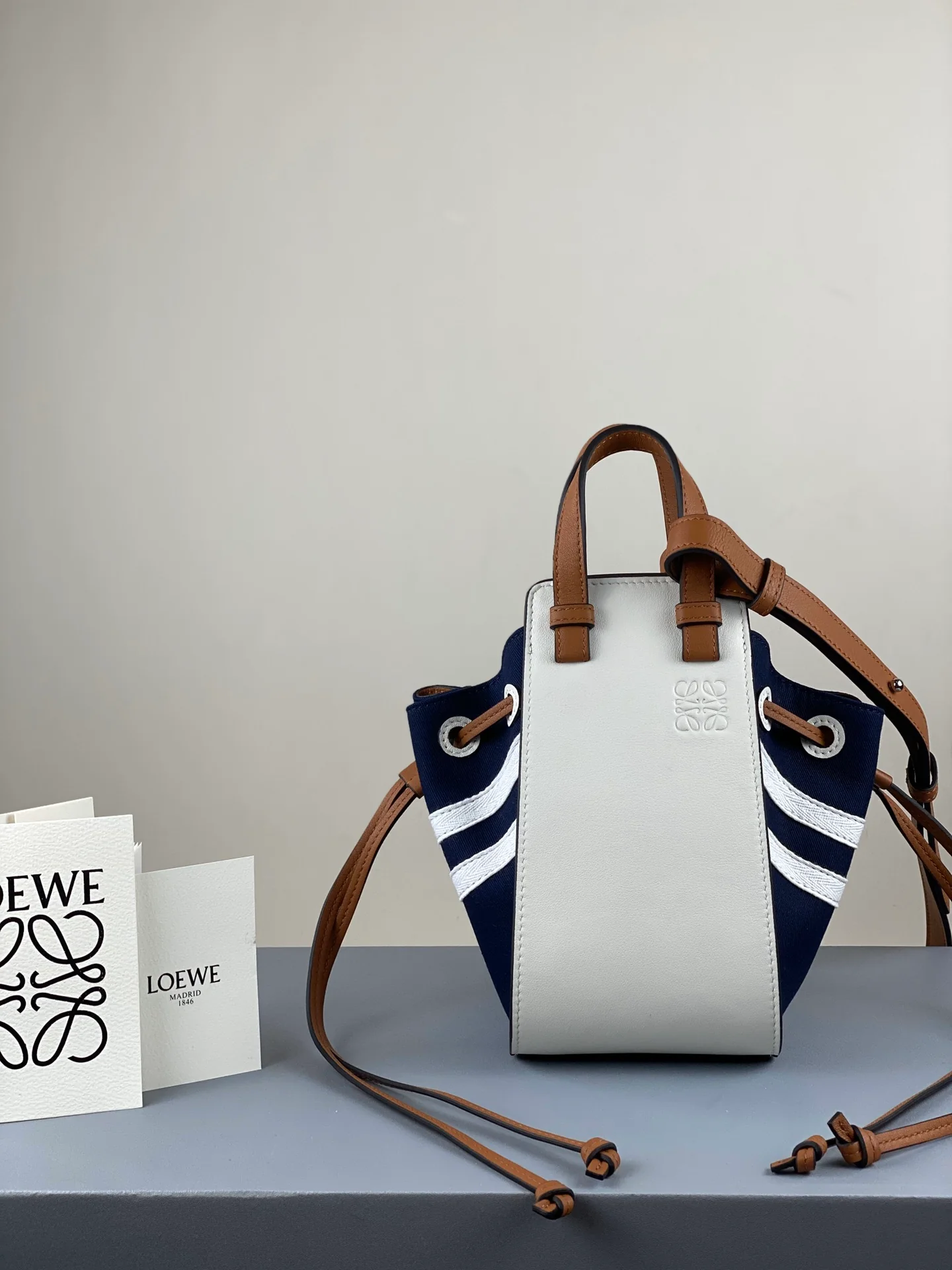 Сумка-гамак Loewe Mini из телячьей кожи