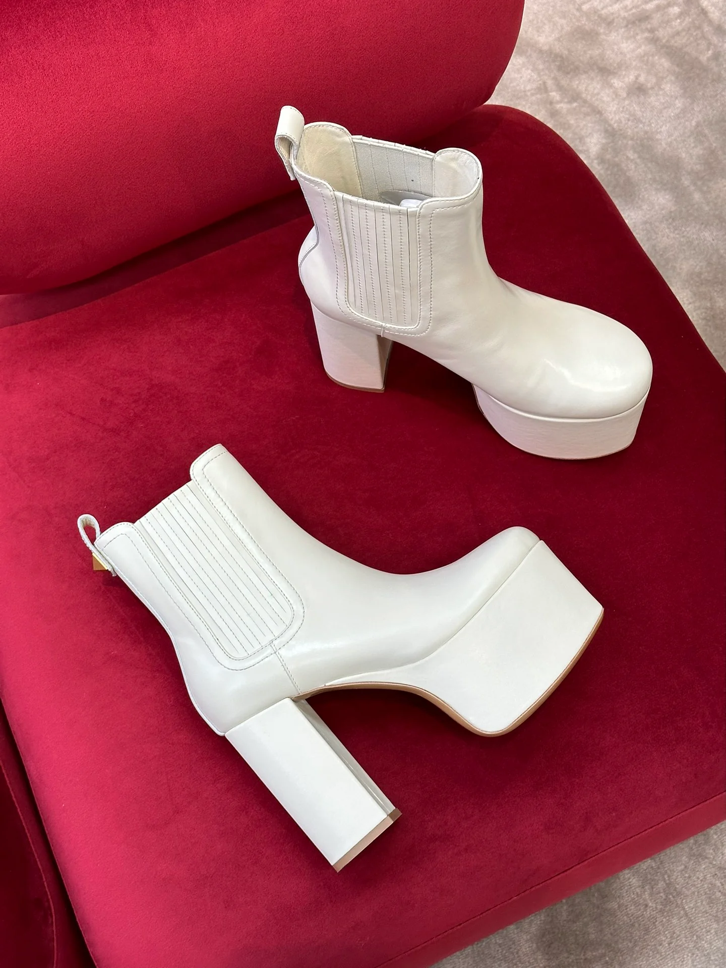 Новинка сезона осень/зима 2022 от Valentino - Ботильоны на высоком каблуке - Белые