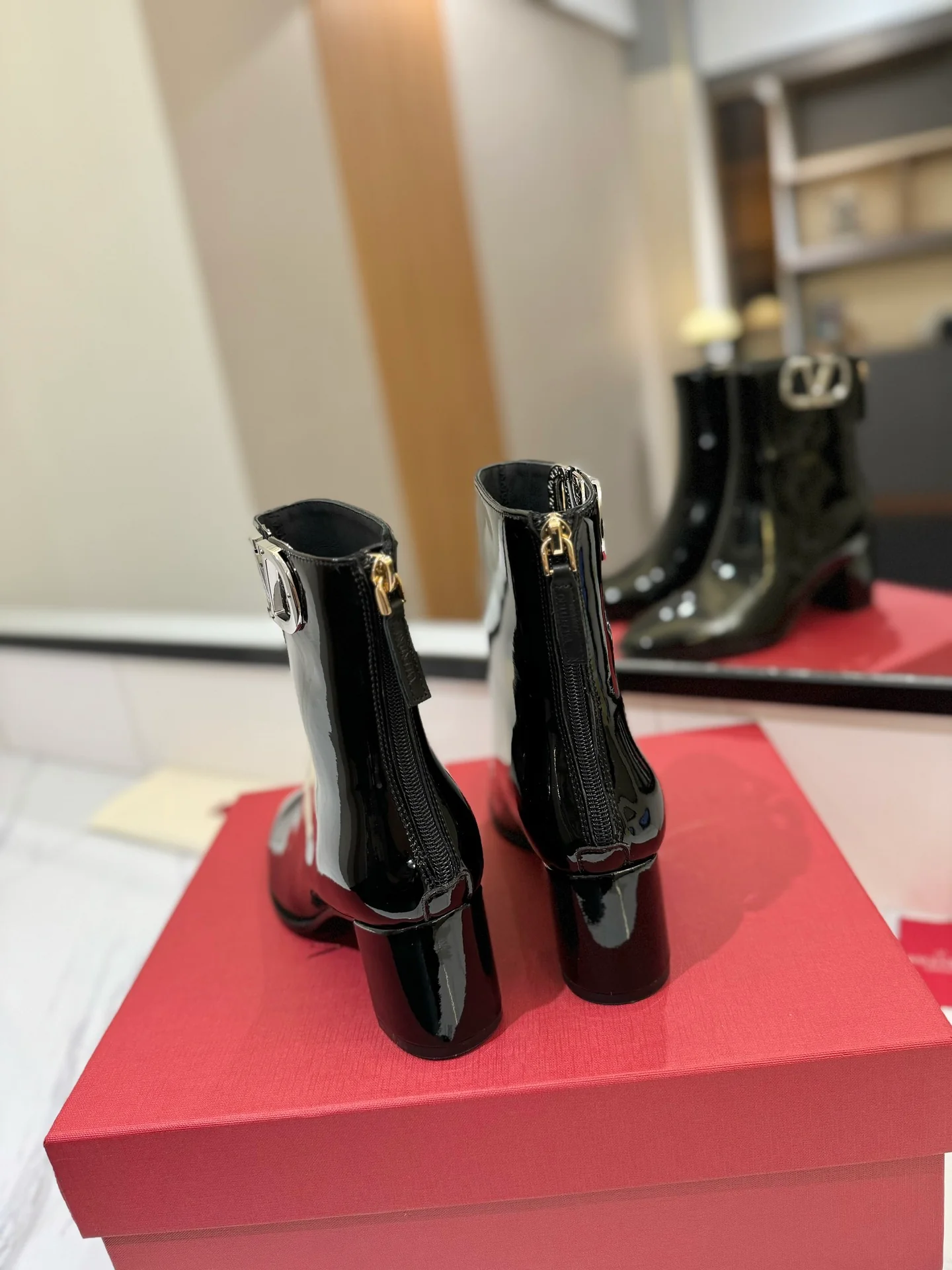 Ботильоны на высоком каблуке из лакированной кожи Valentino 2024 года — черные.