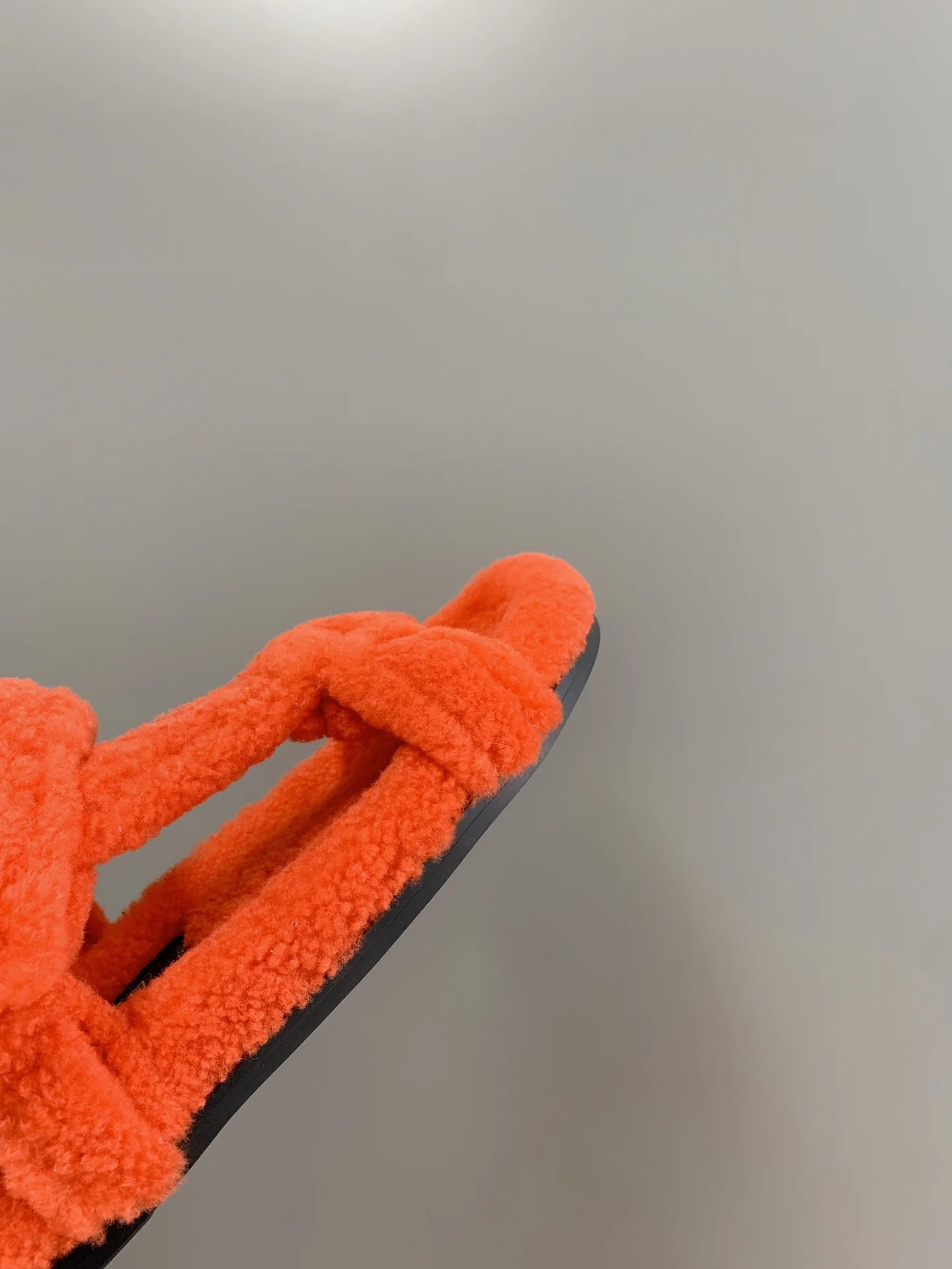 Новинка сезона осень/зима 2022 от Fendi — коллаборация с Кардашьян — пушистые сандалии