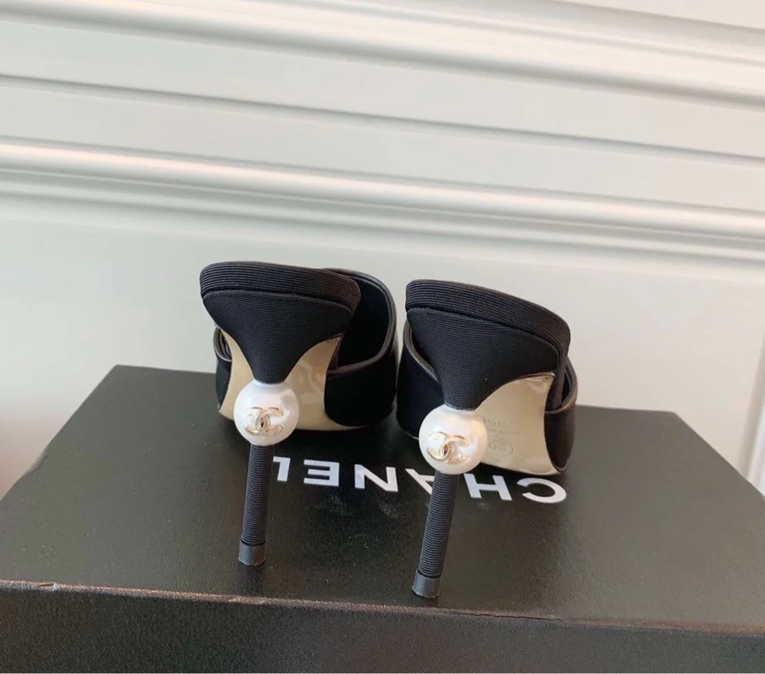 Chanel - Туфли-лодочки на высоком каблуке с острым носком, украшенные жемчугом.