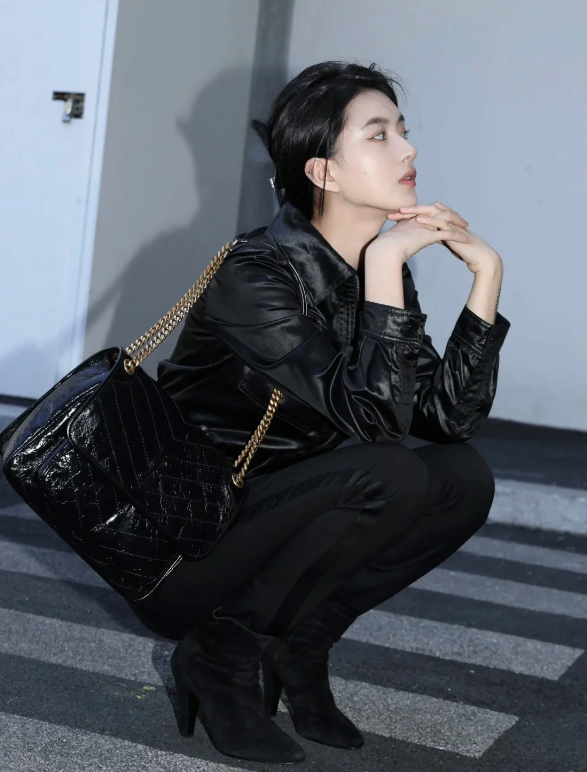 Часы YSL Niki Baby 28 см, кожаные, черные, с золотой цепочкой — на фото.