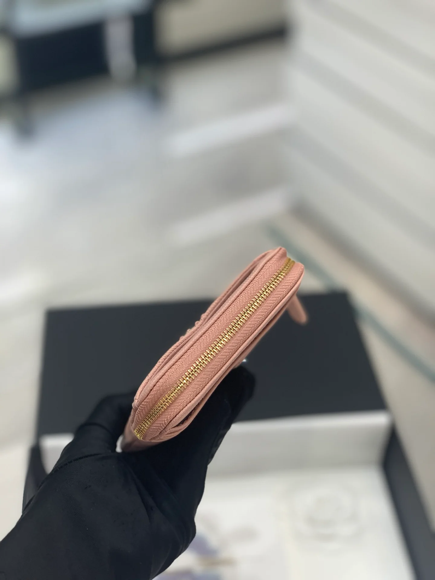 Монетоприемник Chanel 22s с пряжкой и стразами - розовый