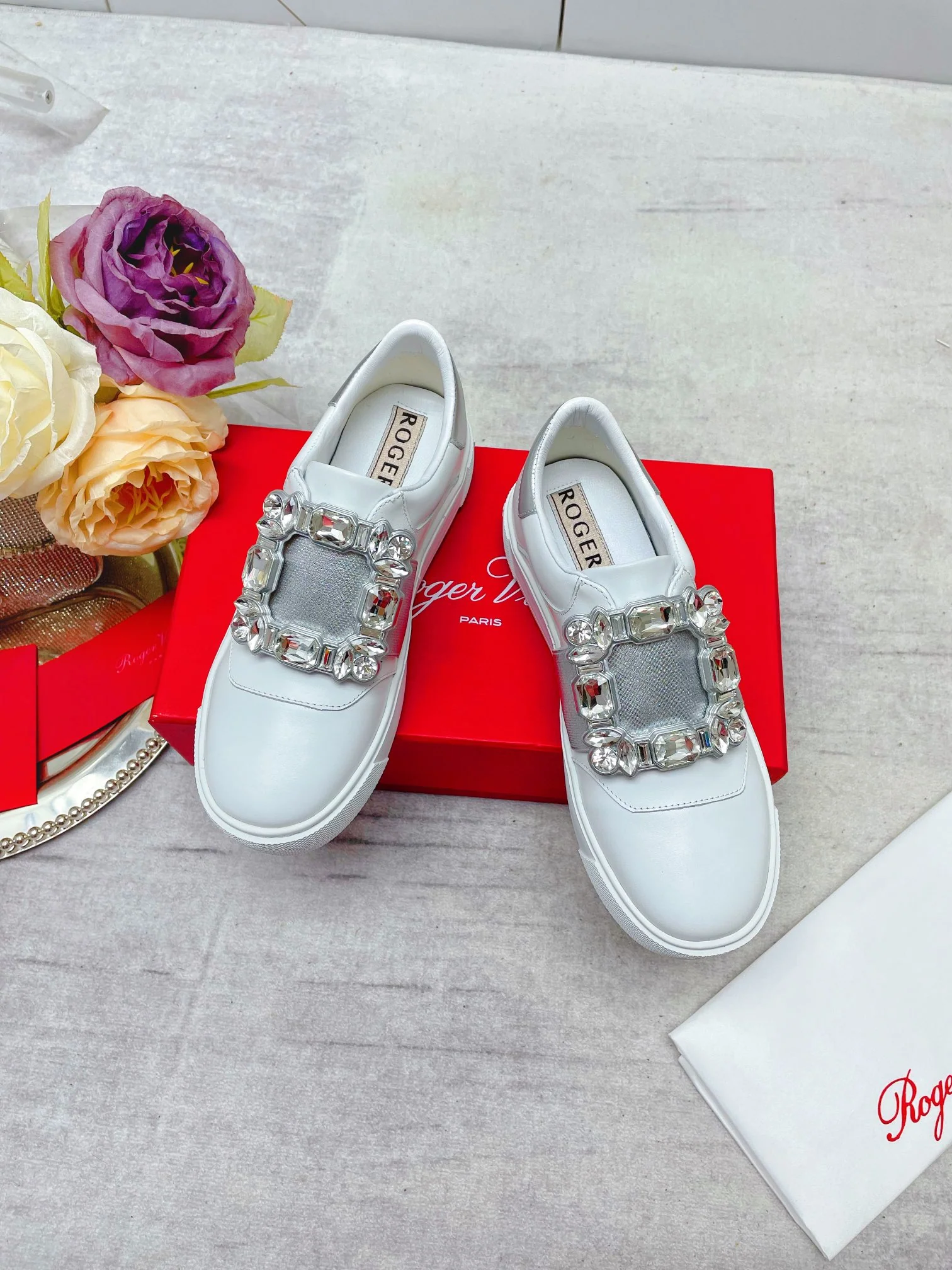 Обувь RV - Новинка весны/лета 2023 - Кожаные кроссовки с пряжкой и стразами / Белые кроссовки