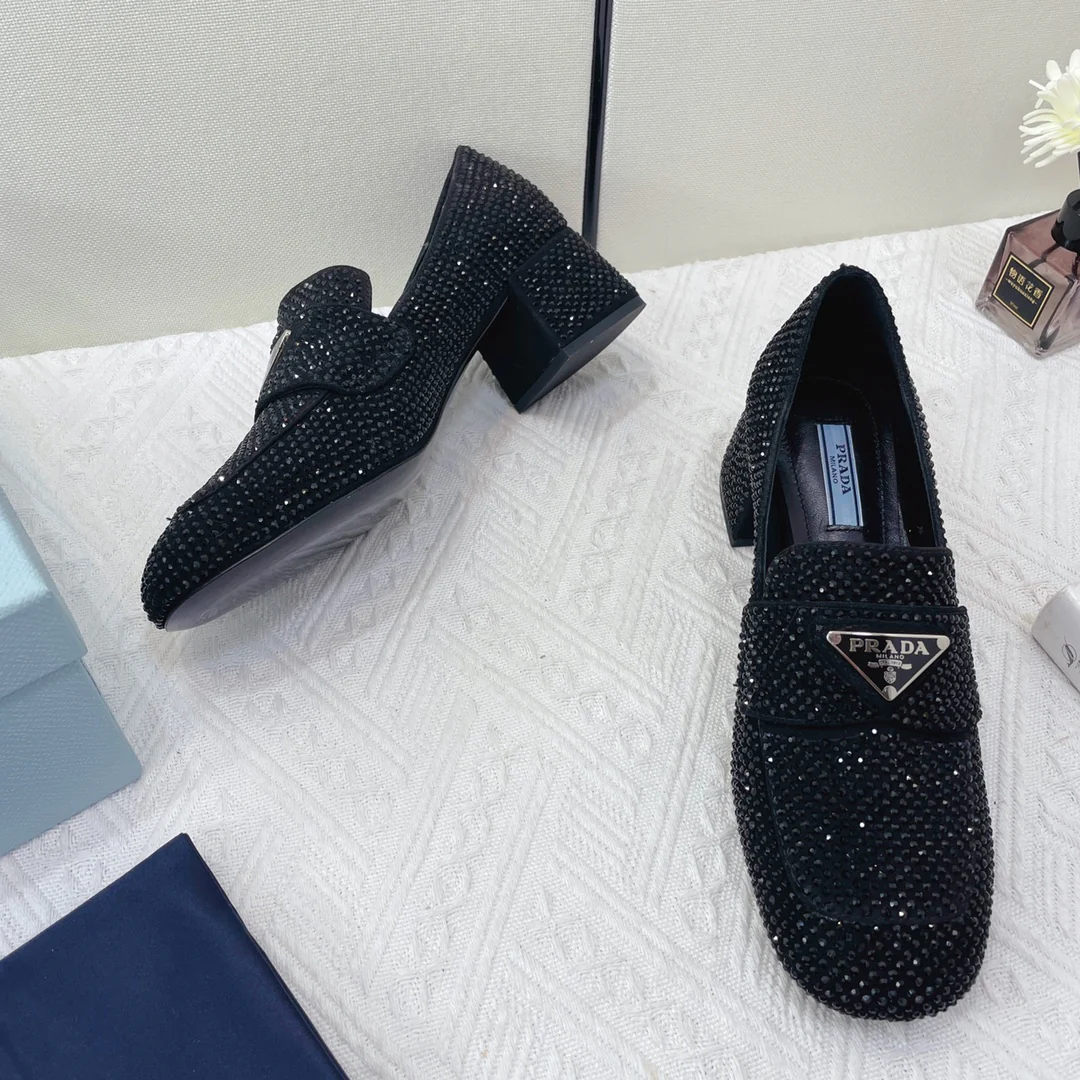 Туфли Prada - Лоферы Prada на низком каблуке, украшенные стразами - черные