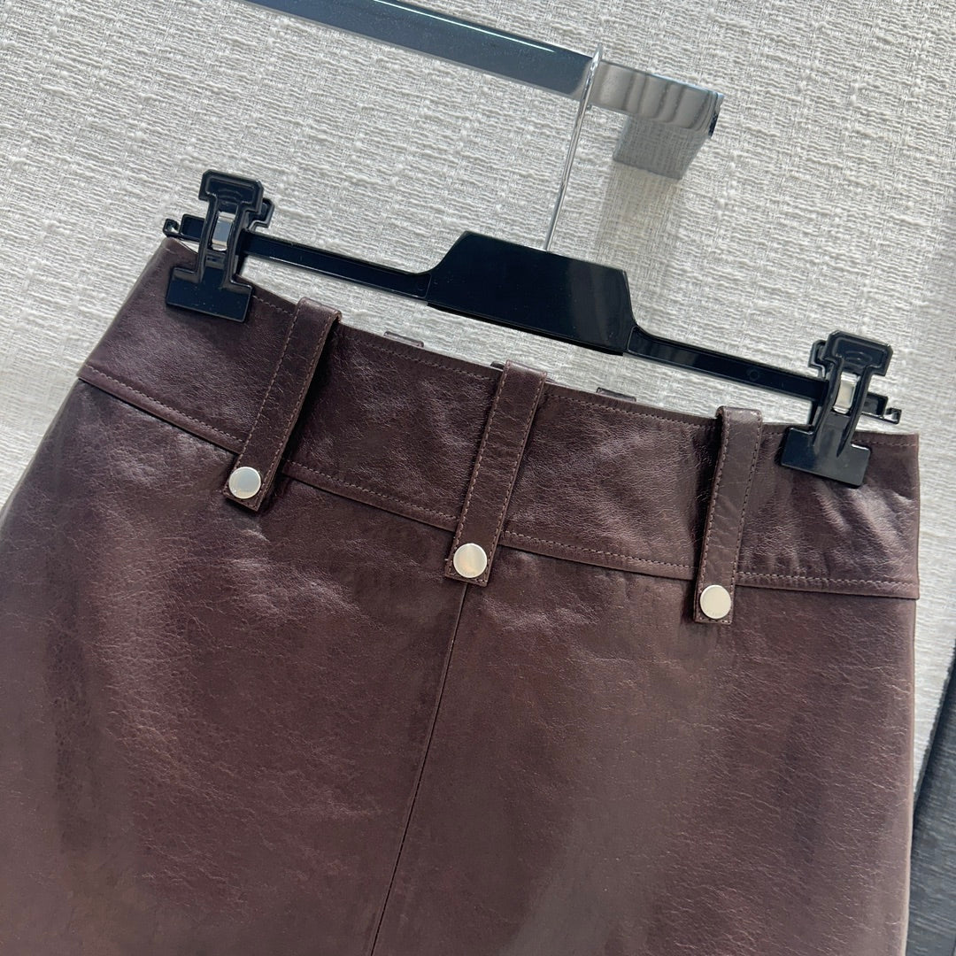 Новинка сезона весна/лето 2024 от Celine - юбка из овечьей кожи в стиле панк - коричневая.