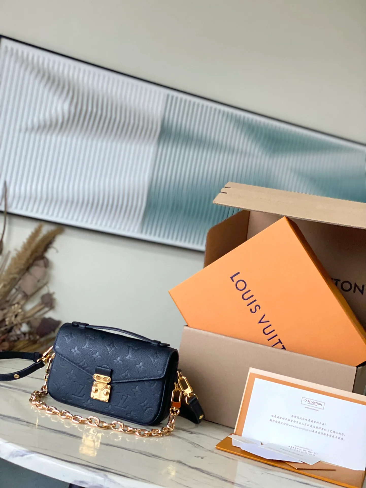 m46595-LV-pochette-metis-east-west-black