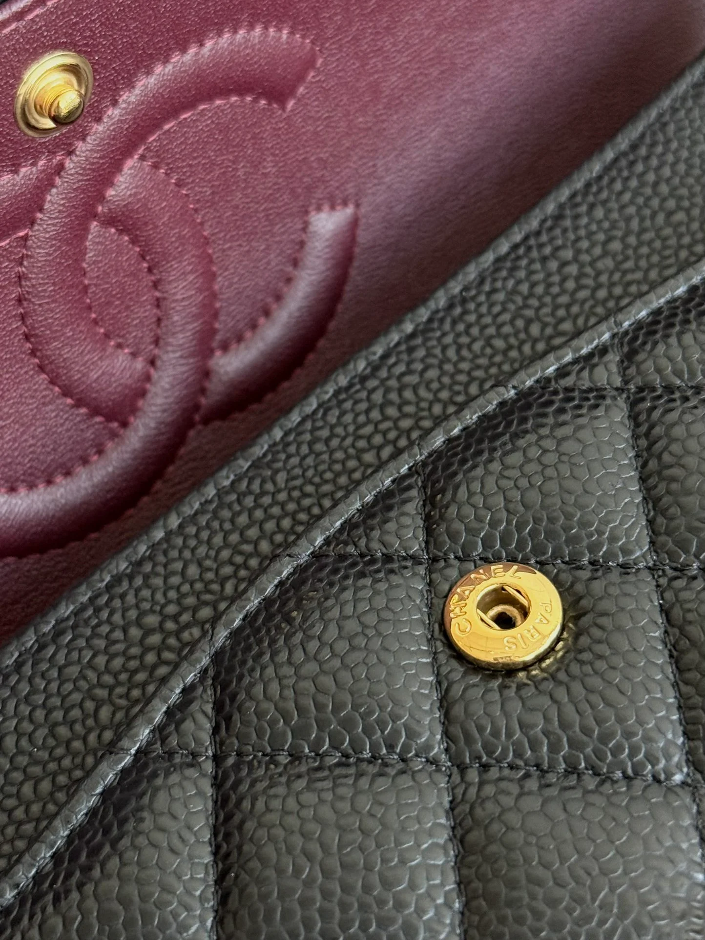 Сумка Chanel CF25 из зернистой кожи с золотой фурнитурой и цепочкой — черная.