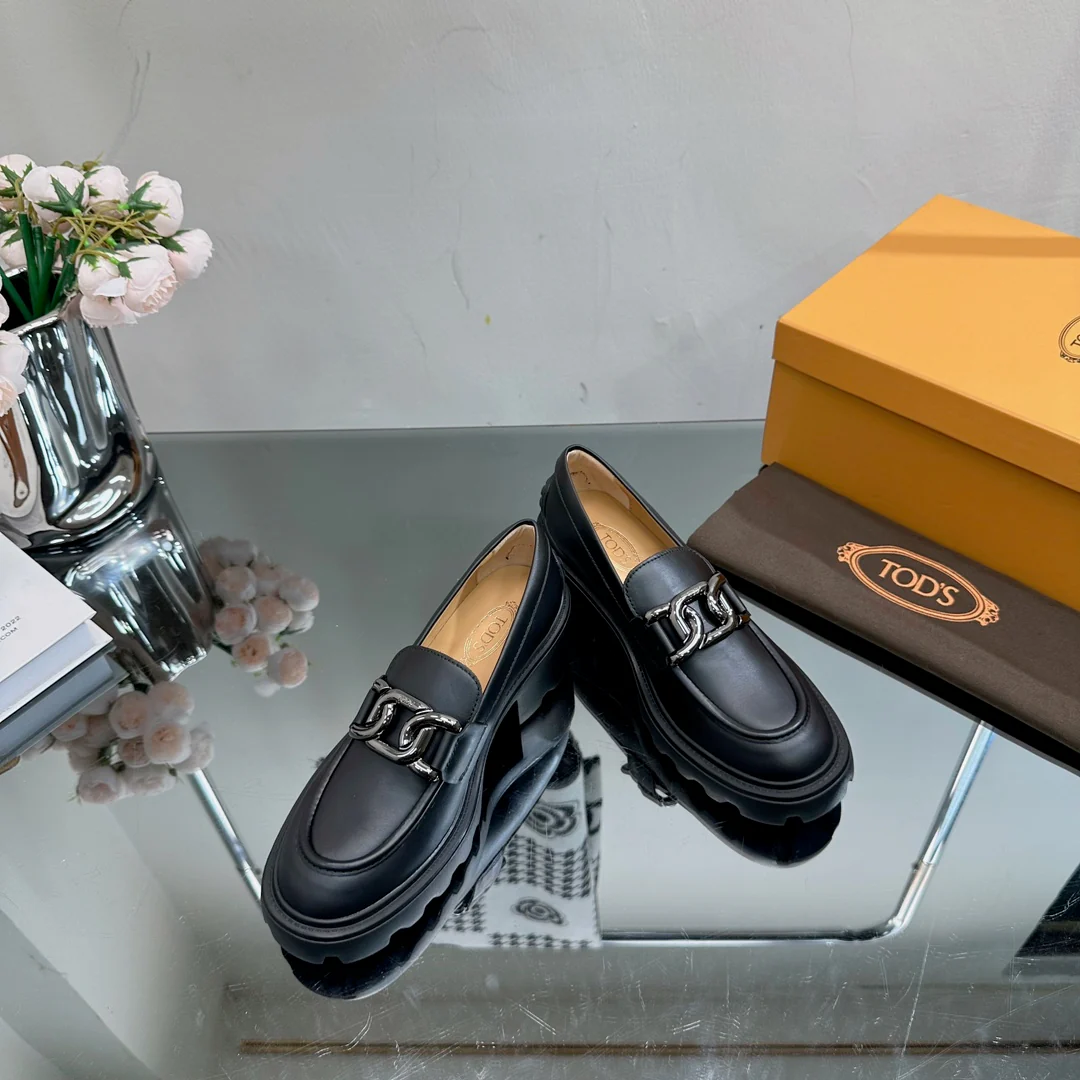 Лоферы на платформе Tods - черные